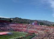 芒果体育-浓眉哥回归赛场，挺进下一轮首场状态亮眼，雄鹿观众沸腾！的简单介绍