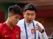 芒果体育-马拉松赛场再起风云：瓯越鲨队队击败天山独角兽队，脚步移动更到位传控打穿防线的简单介绍